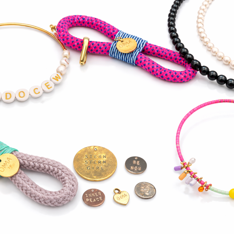 Armbänder und Anhänger auch personalisierbar Verschiedene farbige Armbänder und Anhänger auf einem hellen Hintergrund. Personalisierbare Anhänger